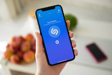  Müzik hizmeti Shazam ile iphone X tutan kadın el 