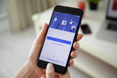 Sosyal ağ hizmeti Faceb ile iphone 8 Plus tutan kadın
