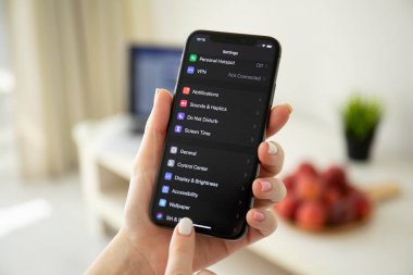 Ios 13 Karanlık Modu ile iphone X tutan kadın el