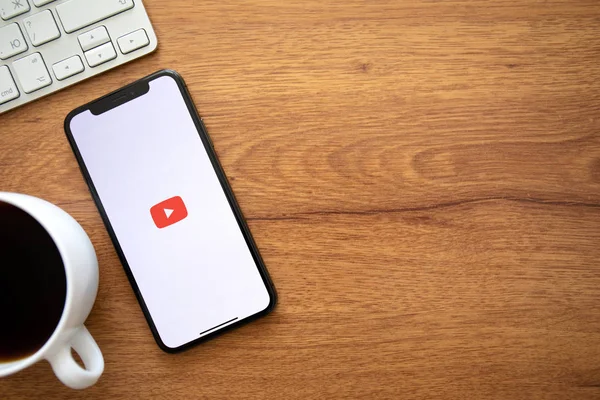 uygulama Youtube Google ve arka plan ahşap masa ile iphone X