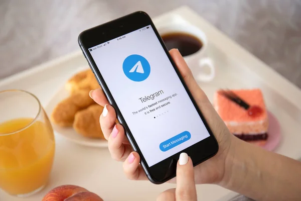 Женщина держит в руках iPhone 8 Plus социальная сеть Teleg — стоковое фото