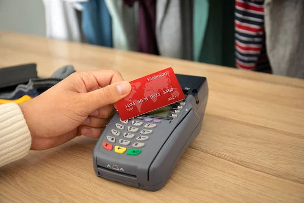 Mann hält Plastikkarte in der Hand und zahlt online — Stockfoto