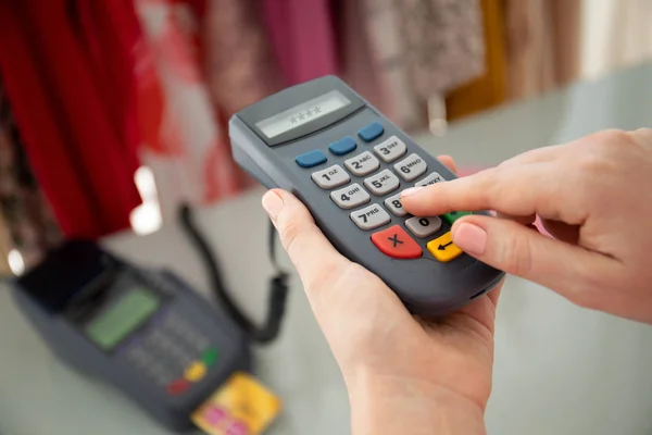 Kvinna träder PIN-kod betalning köp Pay pass online Terminal — Stockfoto