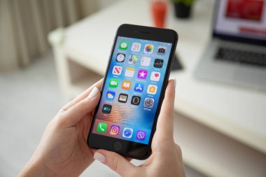 Ev ekranı ios ile iphone 8 Plus tutan kadın el