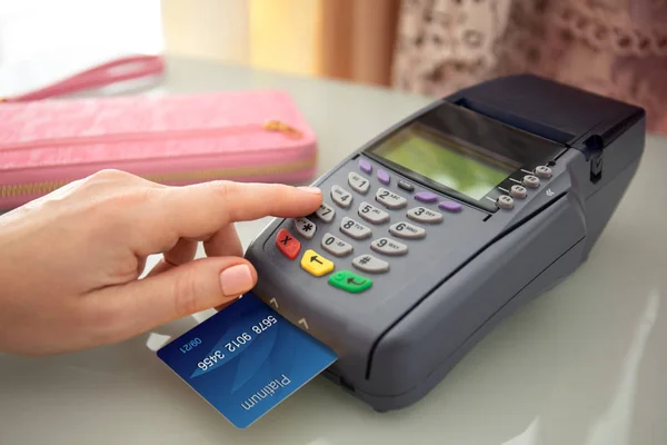 Woman hands holding plastic card and pay pass online terminal — Stock Photo, Image