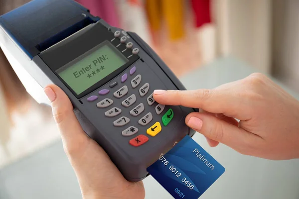 Kvinna händer innehar plastkort och betala passera online Terminal — Stockfoto