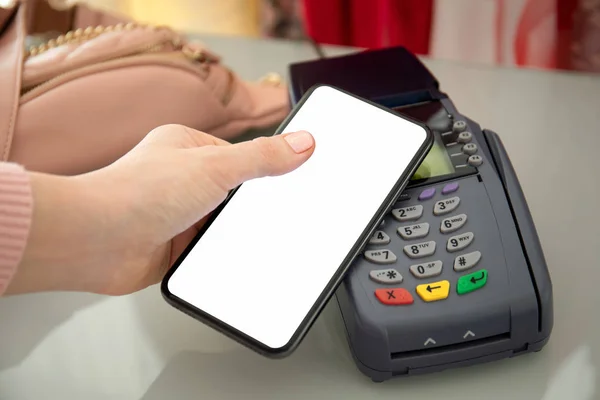 Femme achat de paiement pour téléphone et carte de paiement terminal en ligne . — Photo