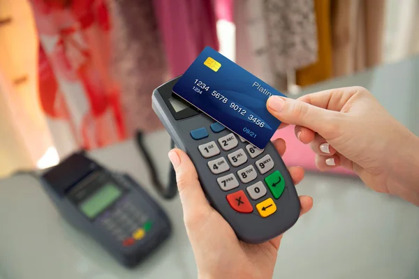 Woman hand holding plastic card and pay pass online terminal — Stock Photo, Image