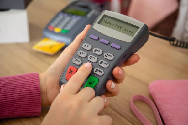 Frau gibt PIN-Code-Zahlung Kauf Pay Pass Online-Terminal — Stockfoto