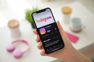 Sosyal ağ hizmeti Insta ile iphone X tutan kadın el