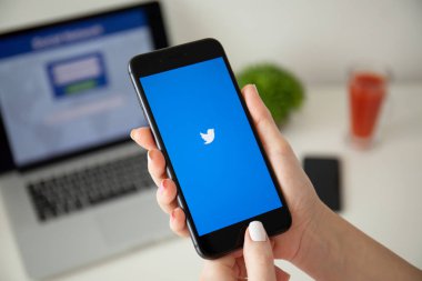Kadın el tutan iphone 8 Plus sosyal ağ hizmeti Twitt