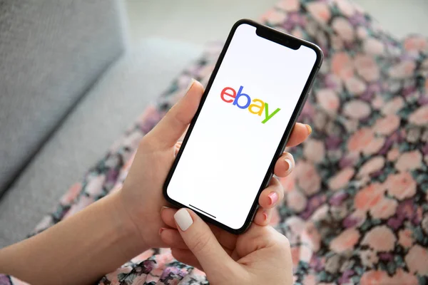 Vrouw houdt iPhone X met Internet shopping service eBay — Stockfoto