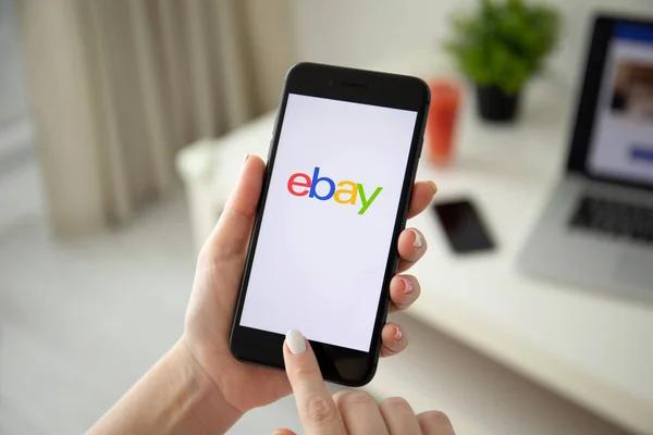 Wanita memegang iPhone 8 Plus dengan layanan belanja internet eBay — Stok Foto