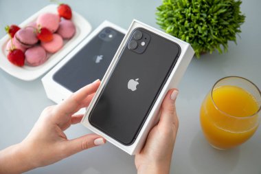 Kadın el ele tutuşma kutusu Apple iPhone 11 masanın altında