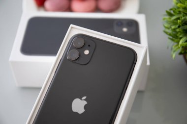 Kutu Apple iPhone 11 Masanın altında Siyah