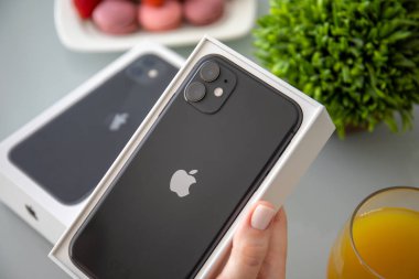 Kadın el ele tutuşma kutusu Apple iPhone 11 masanın altında