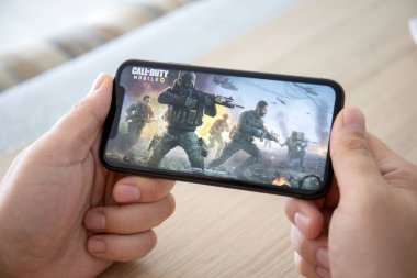 El ele tutuşma iPhone 11 oyun Call of Duty Mobile 