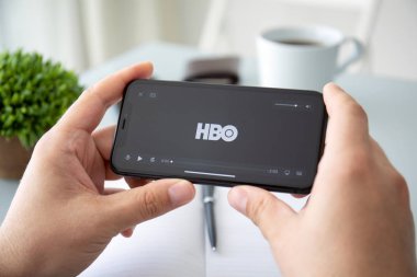 Apple iPhone 11 film şirketi Hbo Screen 'i tutan adam.