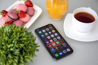 Iphone 11 ve masadaki I13 ekranı.