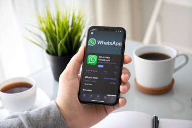 Sosyal ağ servisi Whatsapp 'tan iPhone 11' i tutan adam. 