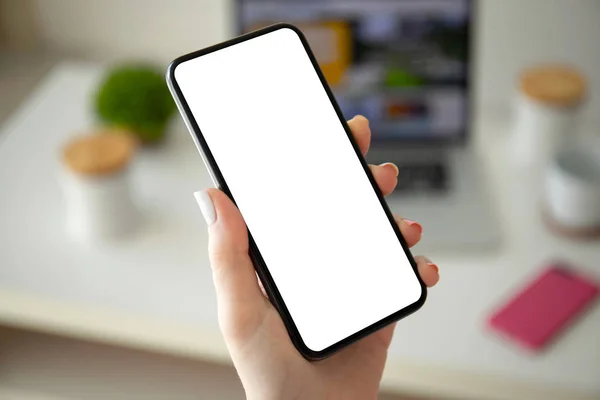 Vrouwelijke hand telefoon met geïsoleerd scherm in de kamer — Stockfoto