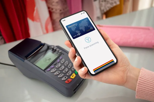 Phone face scanning id payment purchase on paypass online termin — Zdjęcie stockowe