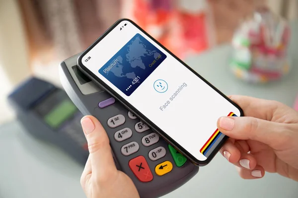 Telefono volto scansione id pagamento acquisto sul paypass termin online — Foto Stock