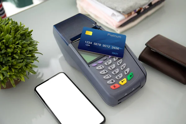 Paiement par carte plastique achat et paiement pass terminal en ligne — Photo