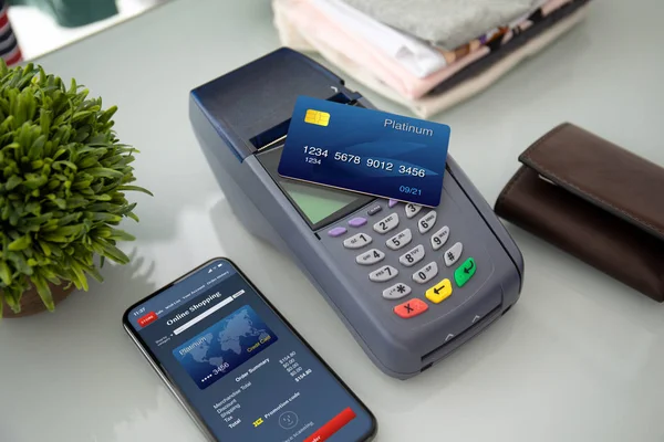 Plastik kart ödeme satın alma ve ödeme online terminal geçiş — Stok fotoğraf
