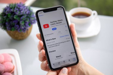Apple iPhone 11 uygulaması ile el ele tutuşan adam. 