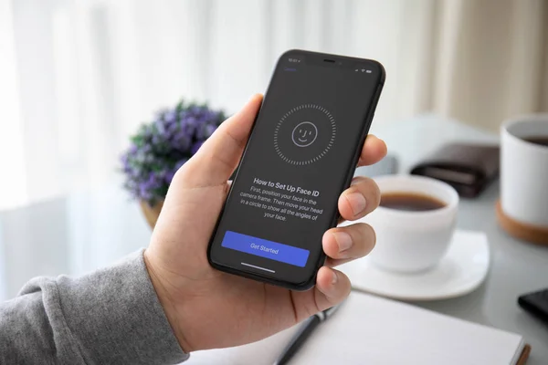 Muž ruka držící iPhone 11 s skenování Face Id — Stock fotografie