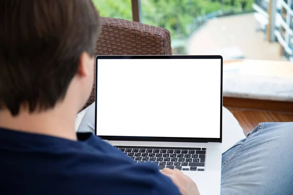 Homme Travaillant Sur Ordinateur Portable Avec Écran Isolé Maison Dans — Photo