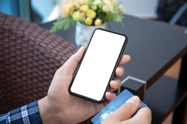 Männliche Hand Hält Telefon Mit Isoliertem Bildschirm Und Kreditkarte Hause — Stockfoto