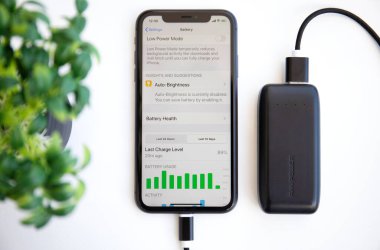 Alanya, Türkiye - 28 Mayıs 2020: Powerbank RavPower ve iPhone 11 ve ekranda uygulama pili.