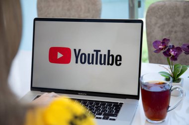 Alanya, Türkiye - 6 Haziran 2020: Kadın Apple Macbook Pro 16 uygulamasını YouTube üzerinden ekran bilgisayarında canlı yayın medyası ve video sunuyor.