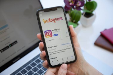 Alanya, Türkiye - 6 Haziran 2020: Ekranda sosyal ağ servisi Instagram ile iPhone 11 'i tutan kadın. iPhone Apple tarafından oluşturuldu ve geliştirildi..
