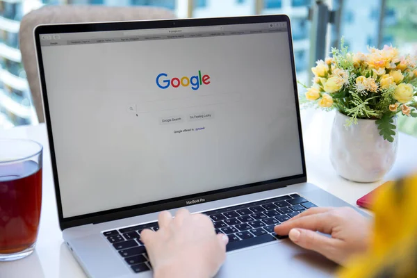 Alanya Turkey June 2020 Woman Hand Macbook Pro Table Social — Stock Photo, Image