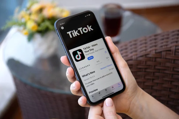 Alanya トルコ 2020年6月6日 ストリーミングサービスメディアとビデオでIphone 11を保持している女性Tiktok画面上で IphoneはApple Inc によって作成および開発されました — ストック写真