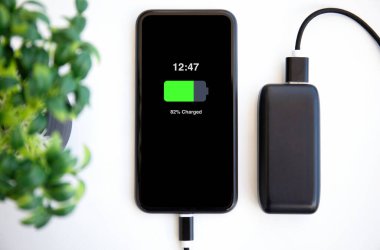 Ekranda şarj edilmiş bataryası olan telefon power bank şarjına bağlı