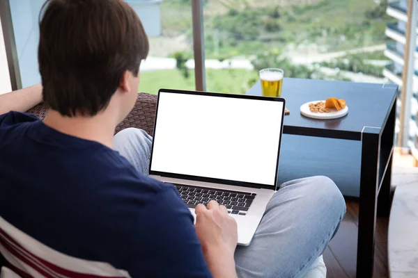 Adam Kafeteryadaki Izole Ekran Ile Bilgisayar Başında Oturuyor — Stok fotoğraf