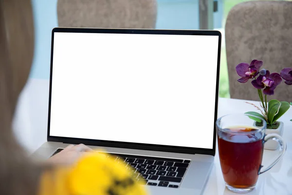 Dolgozik Laptop Elszigetelt Képernyő Kávézóban — Stock Fotó