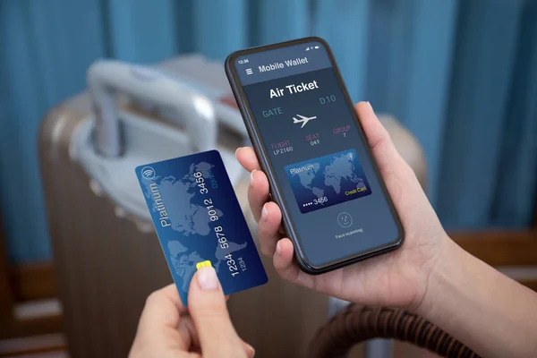 Жіночі Руки Тримають Телефон Додатком Авіаквитка Екрані Кредитною Карткою Тлі — стокове фото