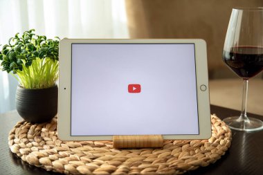 Alanya, Türkiye - 10 Temmuz 2020: iPad 7 Gold ve uygulama video servisi YouTube ekranda. iPad Apple tarafından yaratıldı ve geliştirildi..