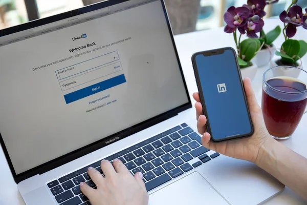 土耳其阿拉亚 2020年6月6日 女性手牵着Iphone 11和带Linkedin应用程序的Macbook Pro 16在屏幕上 — 图库照片