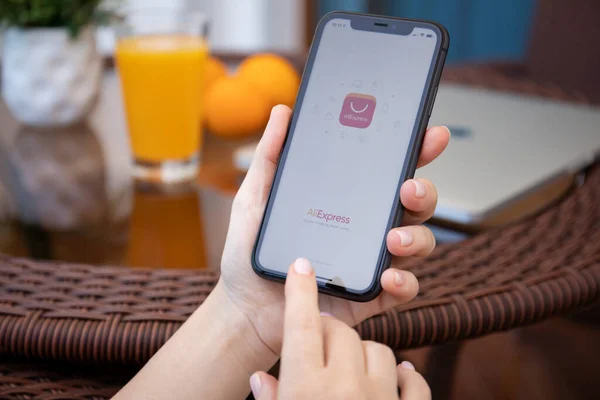 Alanya Turki Juni 2020 Tangan Wanita Memegang Iphone Dengan Layanan — Stok Foto