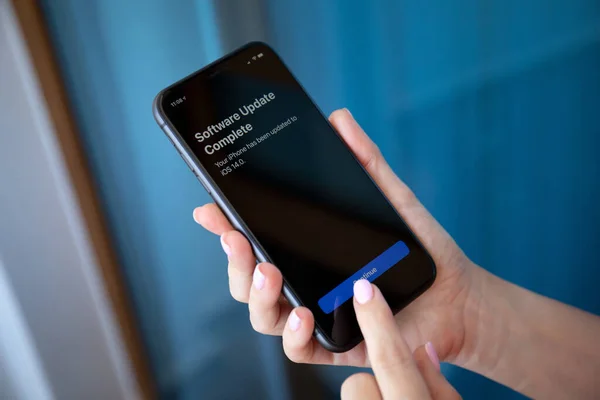 Alanya トルコ 2020年7月10日 女性の手は 画面上のソフトウェアアップデートIos 14でIphone 11を保持します Iphone 11はApple Inc — ストック写真