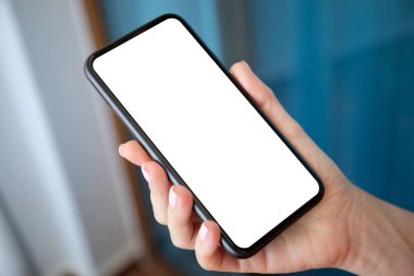 Mavi arka planda izole ekran ile kadın el ele tutuşması