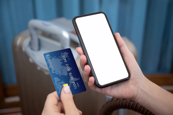 Manos Femeninas Sostienen Teléfono Con Pantalla Aislada Tarjeta Crédito Fondo — Foto de Stock