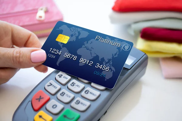 Vrouw Hand Houden Plastic Kaart Pay Pass Online Terminal Winkel — Stockfoto