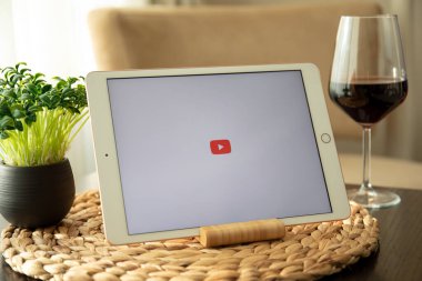 Alanya, Türkiye - 10 Temmuz 2020: iPad 7 Gold ve uygulama video servisi YouTube ekranda. iPad Apple tarafından yaratıldı ve geliştirildi..